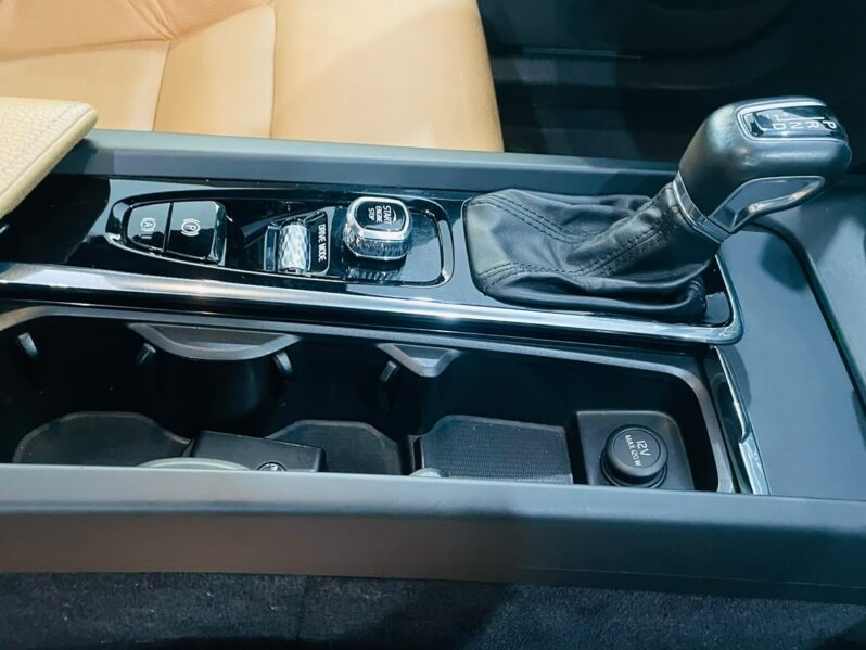 
								Volvo XC60 2.0 D5 Momentum 4WD 2019 full									